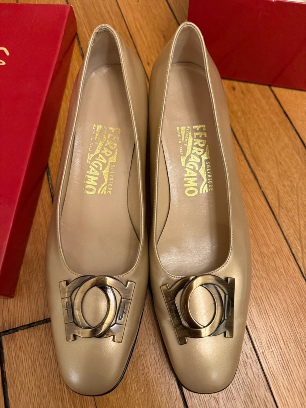 Salvatore Ferragamo Gold Leather vintage pumps